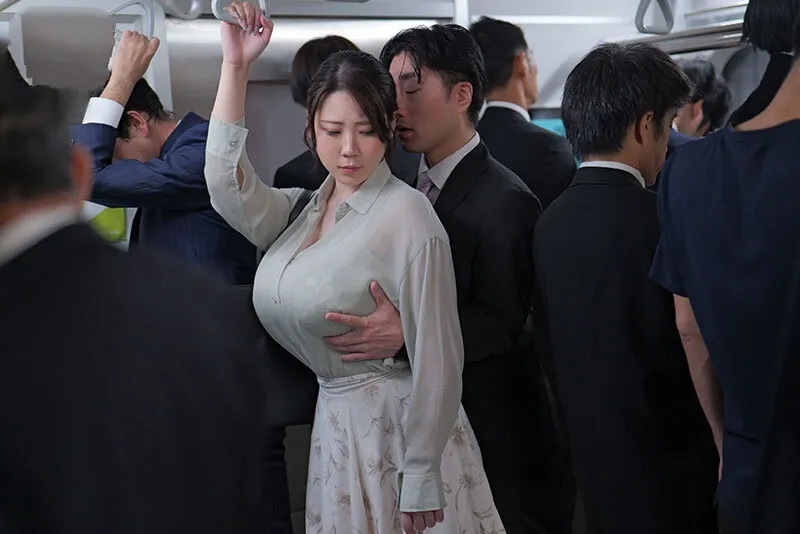 Cô gái ngực bự say xỉn trên chuyến tàu đông đúc